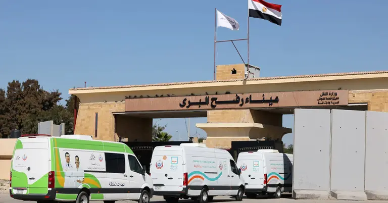 রাফাহ ক্রসিংয়ে মিশরে যাওয়ার অপেক্ষায় অ্যাম্বুলেন্সে থাকা ফিলিস্তিনি রোগীরা